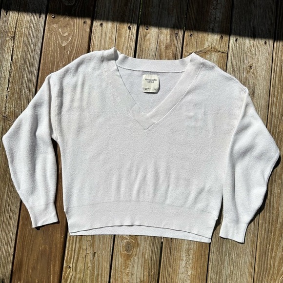 Abercrombie & Fitch Sweaters - Abercrombie & Fitch Classic White Knit Vneck Cropped Sweater